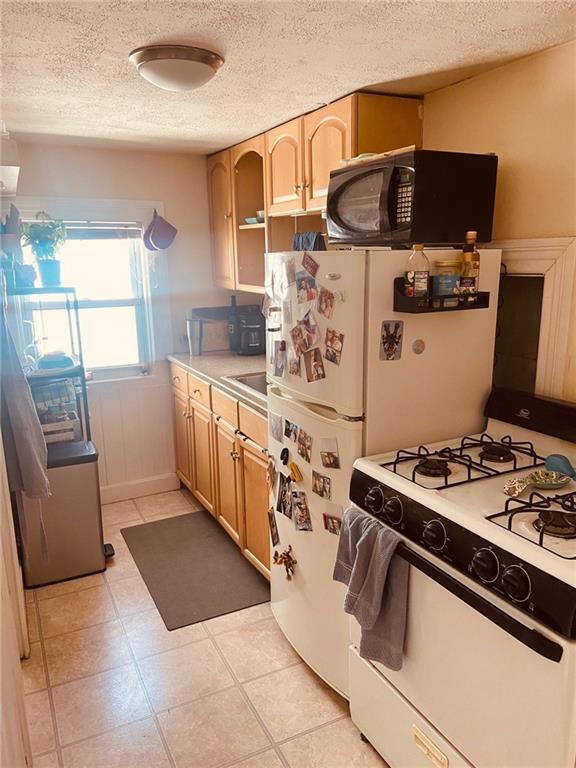 Building Photo - 14 Lewis St