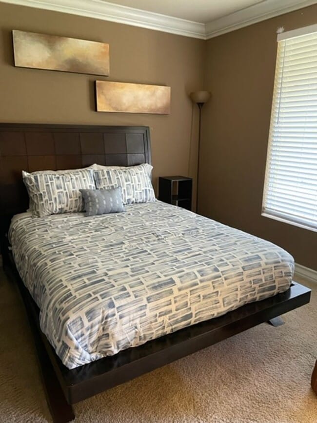 Building Photo - Meridian STUDIO Condo Fully Furnished near...