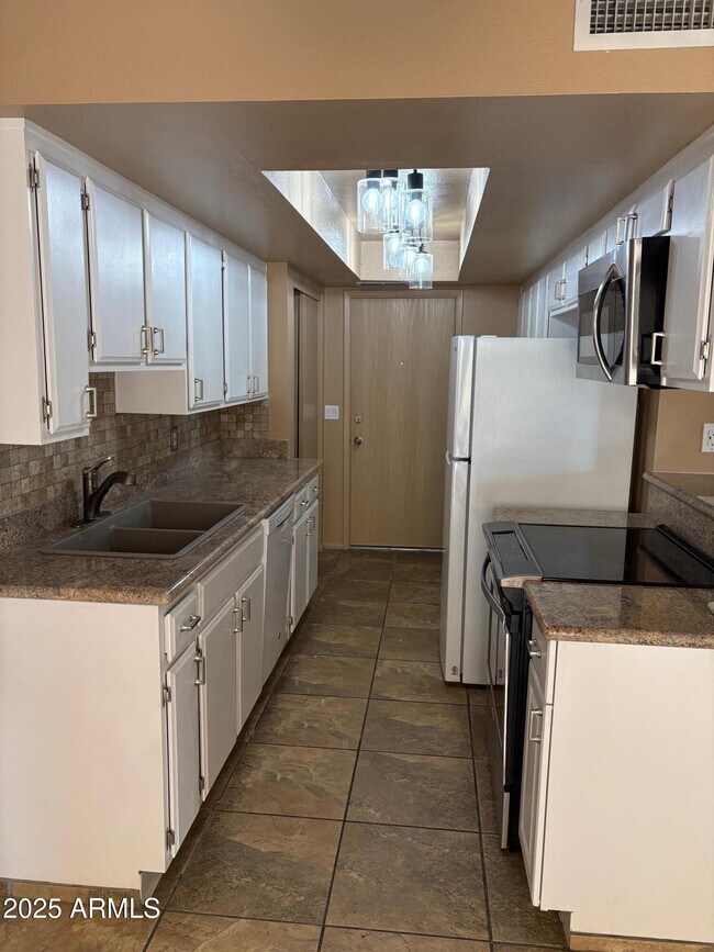 Foto del edificio - 817 E North Ln