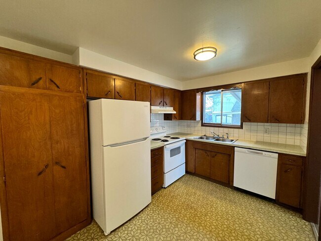 Building Photo - Spacious Split-Level 3 bed, 1 Bath Duplex ...