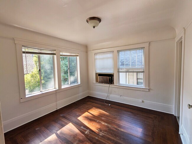 Foto del edificio - 2630 E St