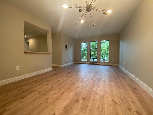 Building Photo - Capitol Crest