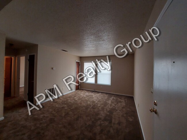Foto del edificio - Upstairs two-bedroom apartment