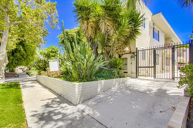 Foto del edificio - 806 N Sycamore Ave