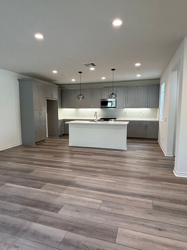 Foto del edificio - $500 OFF SECOND MONTH RENT SPECIAL!! - Bright Four-Bedroom Townhome in Whittier and Walkable Palm...