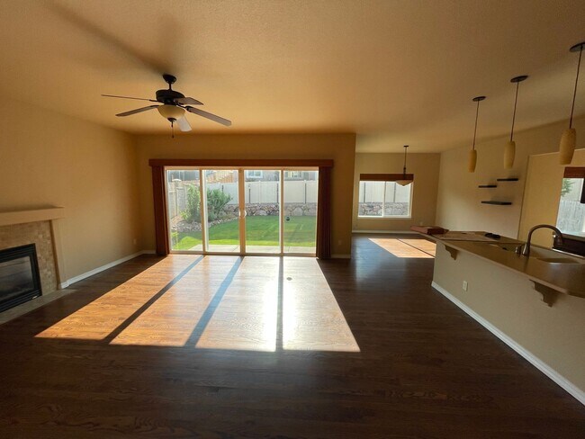 Building Photo - Beautiful 4 Bed 3 Bath Home Located in Nor...