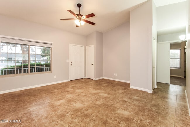Building Photo - 6646 W Sunnyside Dr