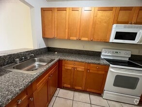 Building Photo - 1025 Twin Lakes Dr
