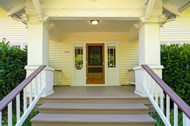 Foto del edificio - Timeless Grant Park Craftsman with Modern Comforts