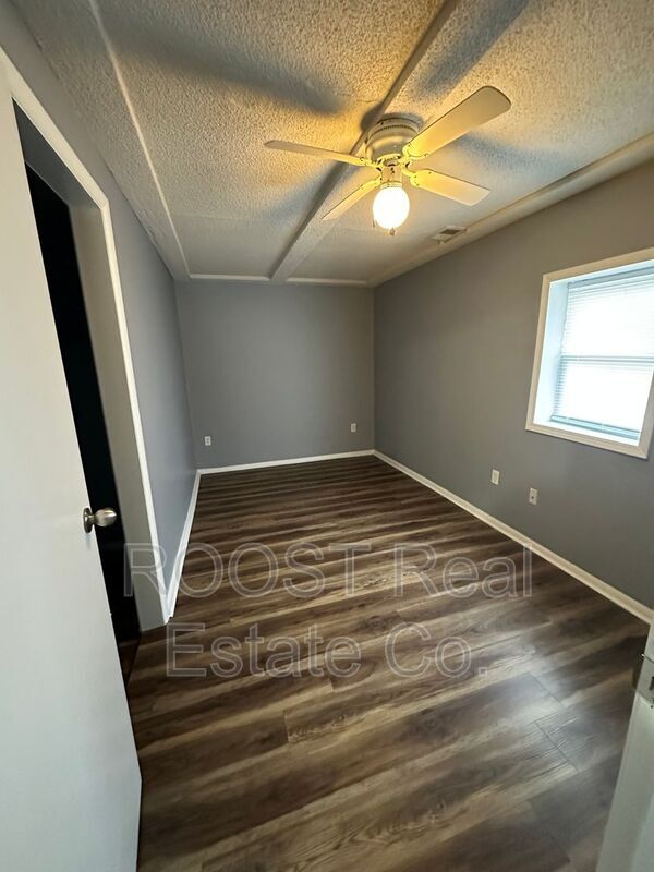 Building Photo - 833 Clarendon Ave