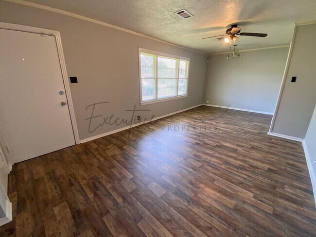 Foto del edificio - Affordable 3-Bedroom Home with Fenced Yard...