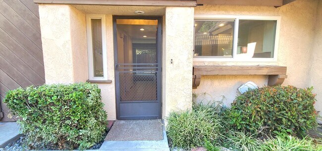 Building Photo - 2 Bedrooms + 1.5 Bath + 1 car Garage - Ava...
