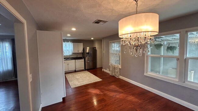 Foto del edificio - 322 E Roseburg Ave