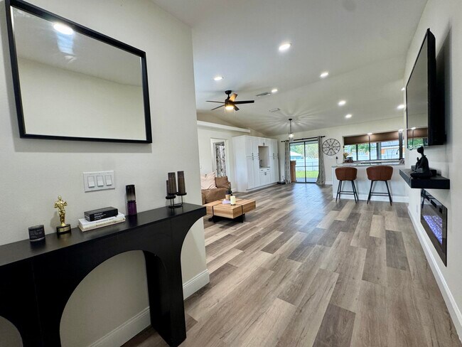 Foto del edificio - 347 SW Duxbury Ave