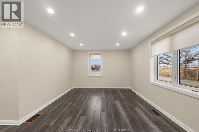 Photo du bâtiment - 1219 Lakeshore Rd 105
