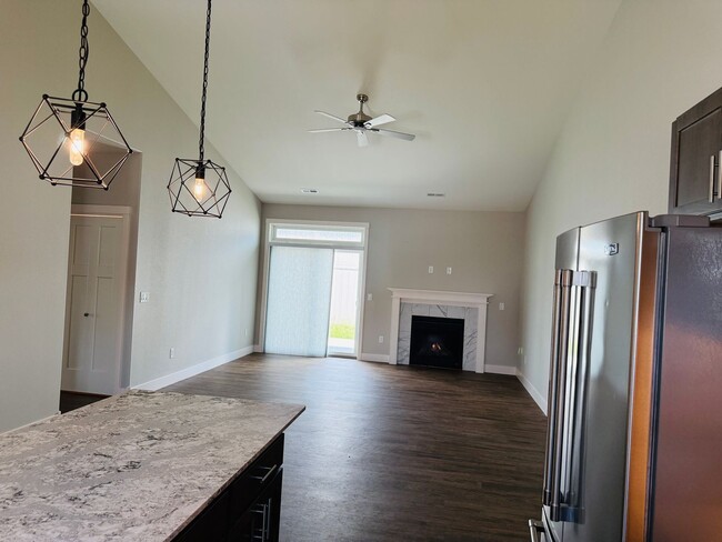 Building Photo - Gorgeous Townhome in Signal Peak (West End...