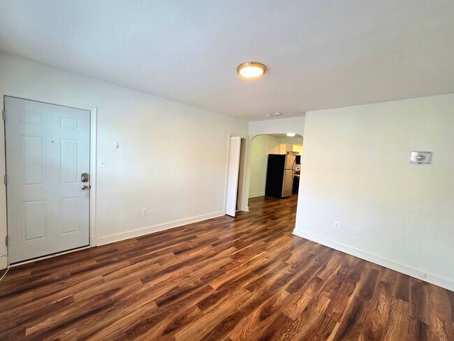 Building Photo - Newly Renovated 1 BR + Den/1 BA Apartment ...