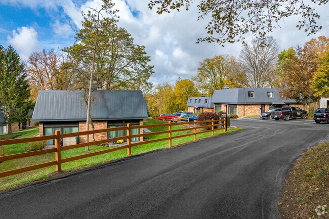 Foto del edificio - Fayetteville Pines Townhouses
