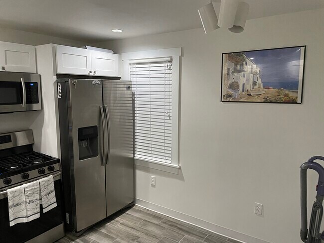 Shared kitchen space with island and appliances - 2010 Campbell St