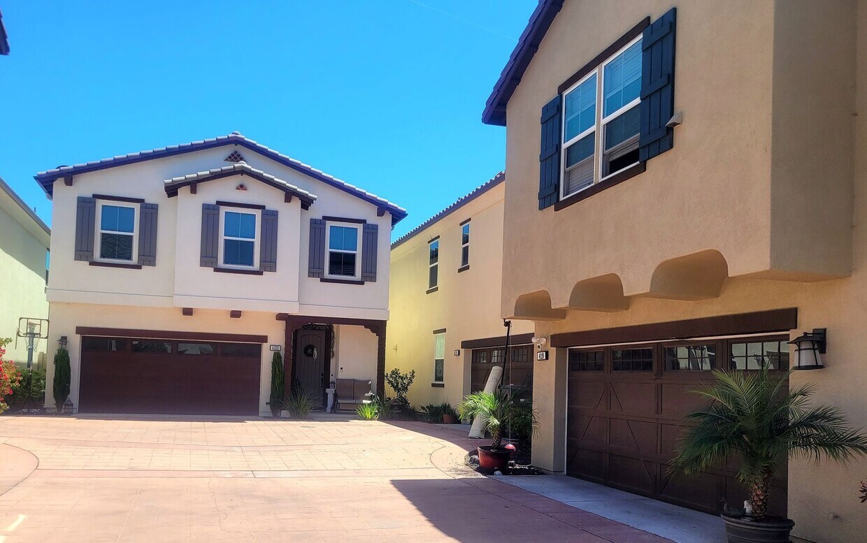 Primary Photo - -Beautiful Upgraded 4 Bedroom Home With Solar