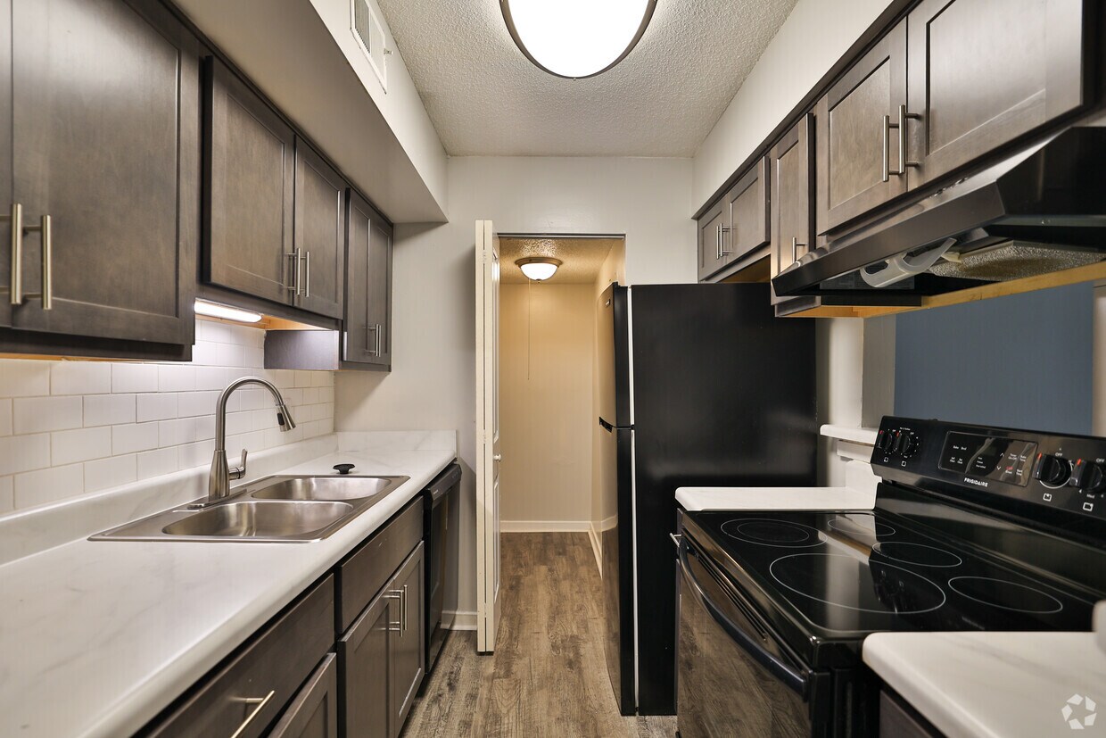Foto principal - The Bluffs Apartment Homes