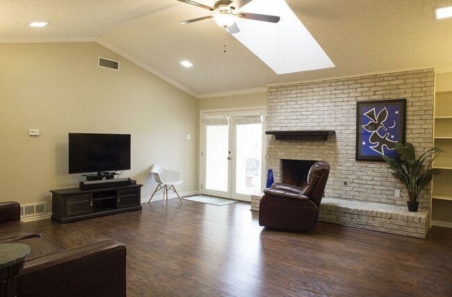 Building Photo - Very nice large 3 bedroom home in Garland