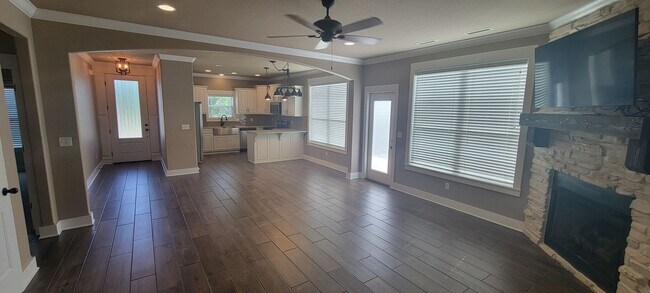 Foto del edificio - 3 bedroom 2.5 bath / Community pool / 2 ca...