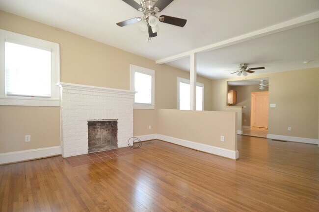 Building Photo - Plaza Midwood area - Commonwealth Ave 2 be...
