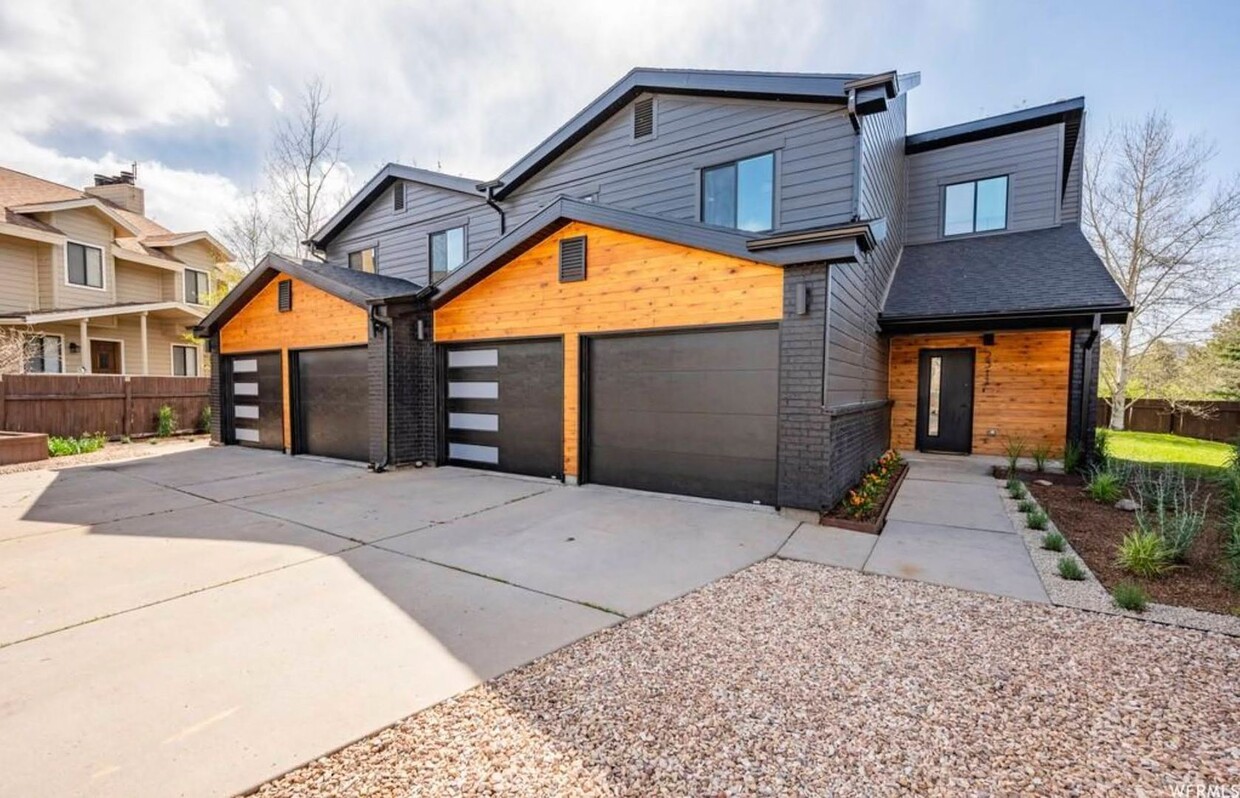 Primary Photo - Designer Prospector Townhome