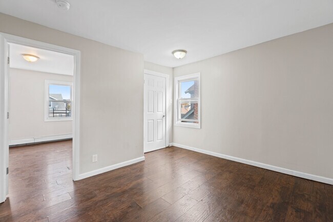 Foto del edificio - 170 Mapes Ave