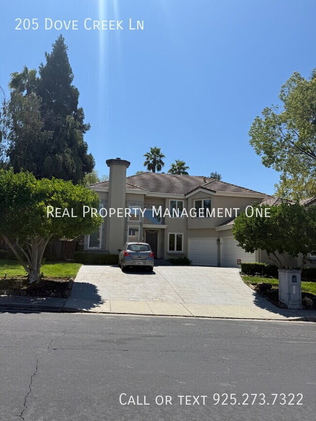 Foto del edificio - 205 Dove Creek Ln