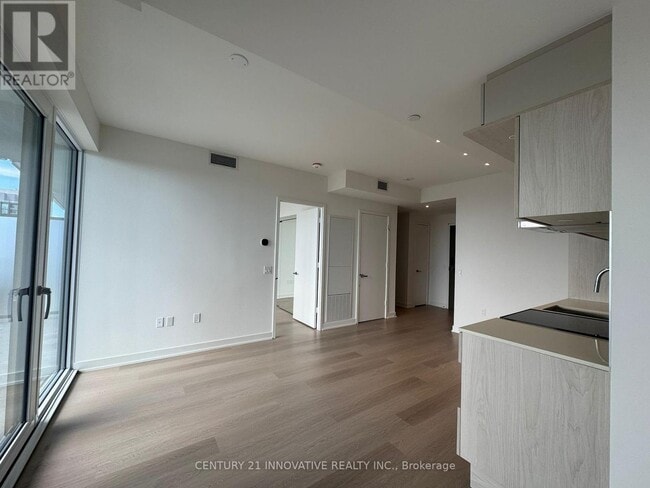Building Photo - 448 Burnhamthorpe Rd W