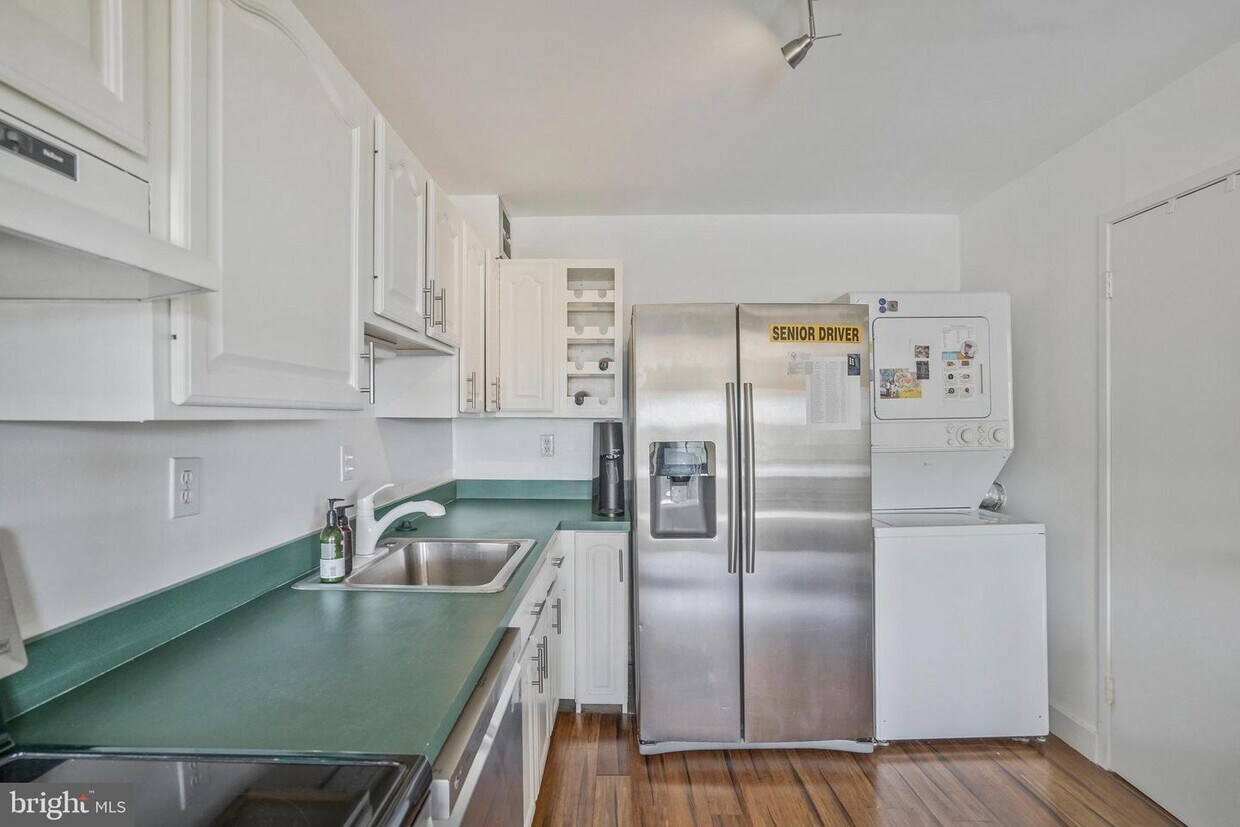 Primary Photo - 203 Yoakum Pkwy