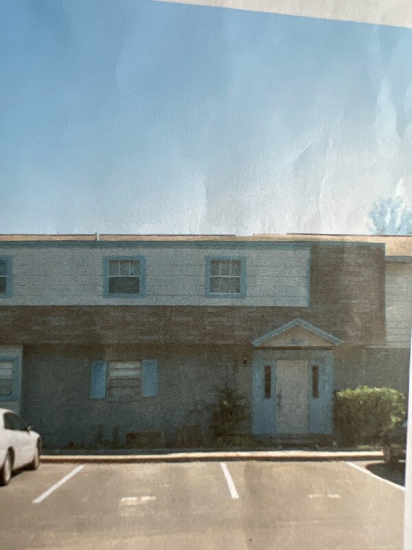 Foto principal - 3045 Aaron Burr Ave
