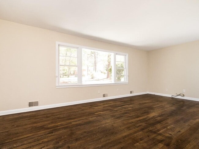 Building Photo - 2850 Parkwood Rd