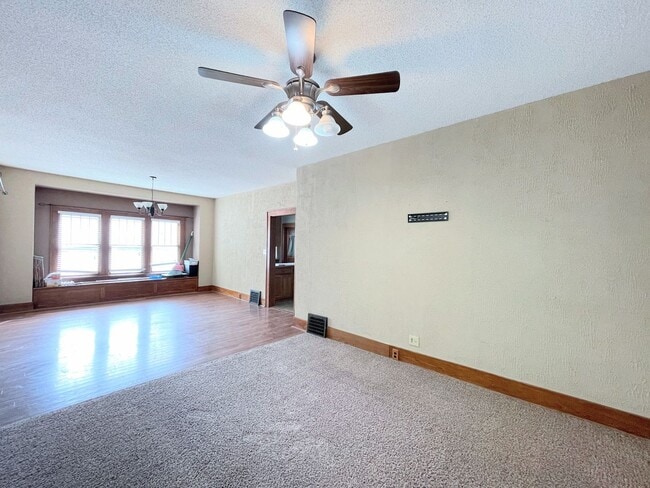 Foto del edificio - Spacious 3 bedroom home with finished basement