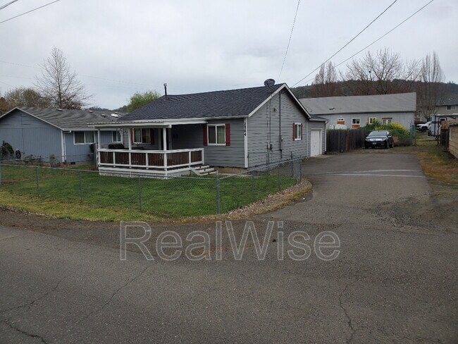 Building Photo - 2564 NE Douglas Ave
