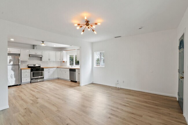 Foto del edificio - Beautiful and Spacious 3 Bedroom Apartment Home in Boyle Heights