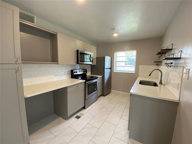 Building Photo - 1044 N Bumby Ave