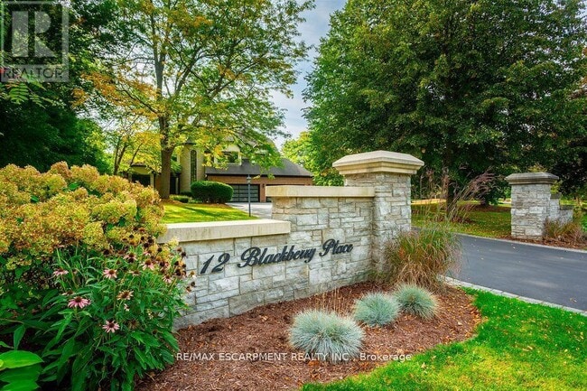 Photo du bâtiment - 12 Blackberry Pl