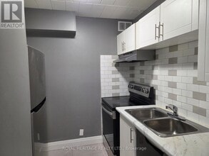 Building Photo - 8800 Willoughby Dr