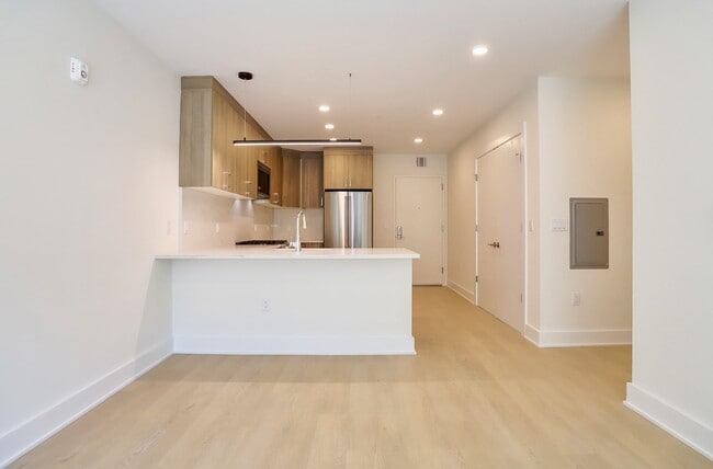 Building Photo - 303 Madison St