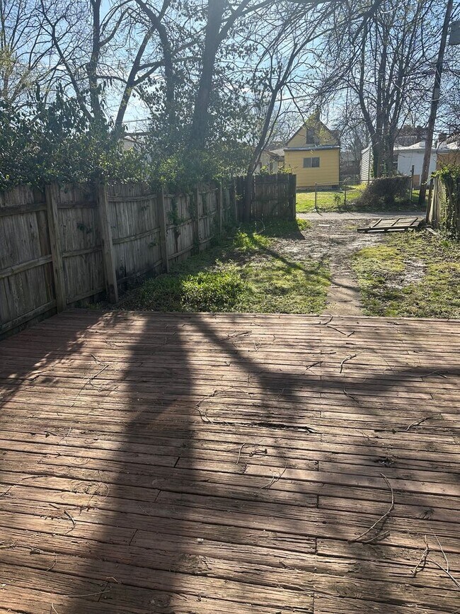 Building Photo - Cozy 2 bedroom home 2 blocks from Carondel...