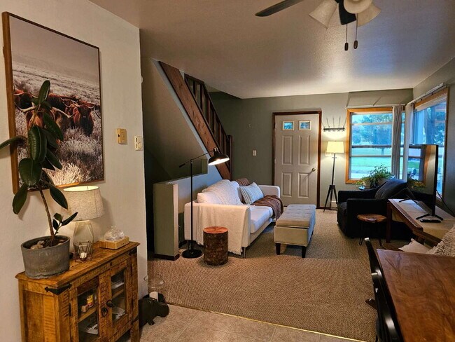 Foto del edificio - Spacious 3-Level Home with Garage & Off-St...