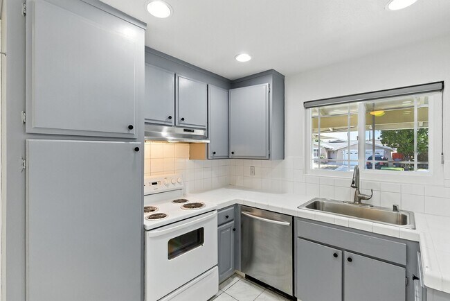 Building Photo - Charming 4 Bedroom 2 Bath Home in the Ever...