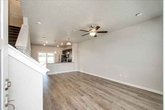 Building Photo - Cute Townhome in SW Boise