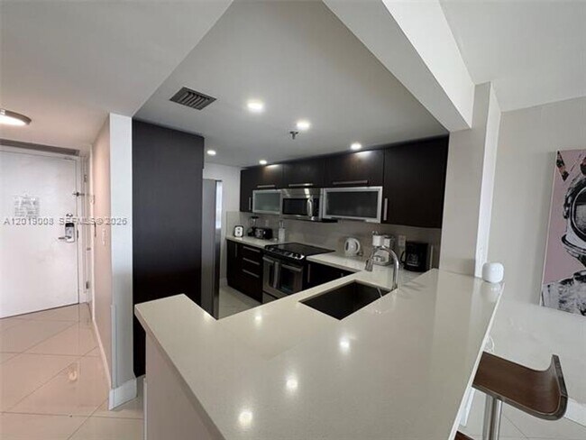 Building Photo - 1717 N Bayshore Dr
