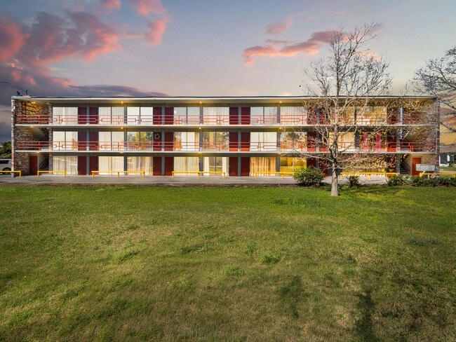 Building Photo - 710 Iris St