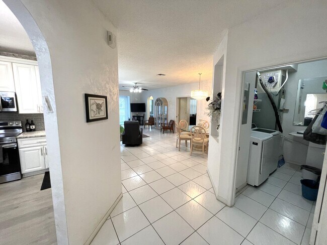 Foto del edificio - 7941 Laina Ln