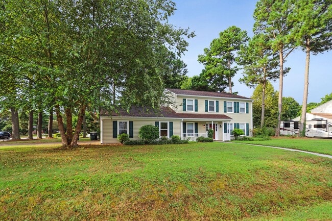 Building Photo - 130 Camelot Crescent